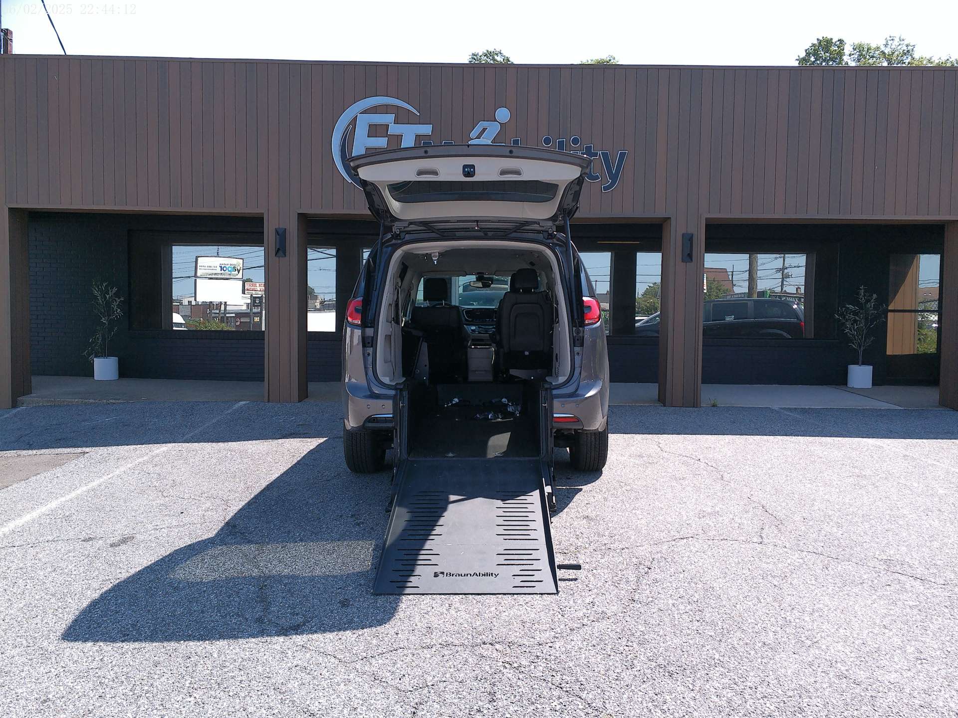 Vehicle Image: 2023 Chrysler Pacifica | 7 of 10