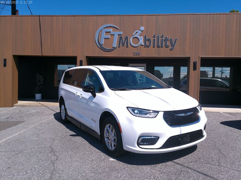 Used 2023 Chrysler Pacifica